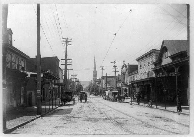 1905 view of a Shamokin street with railroad tracks running through the scene